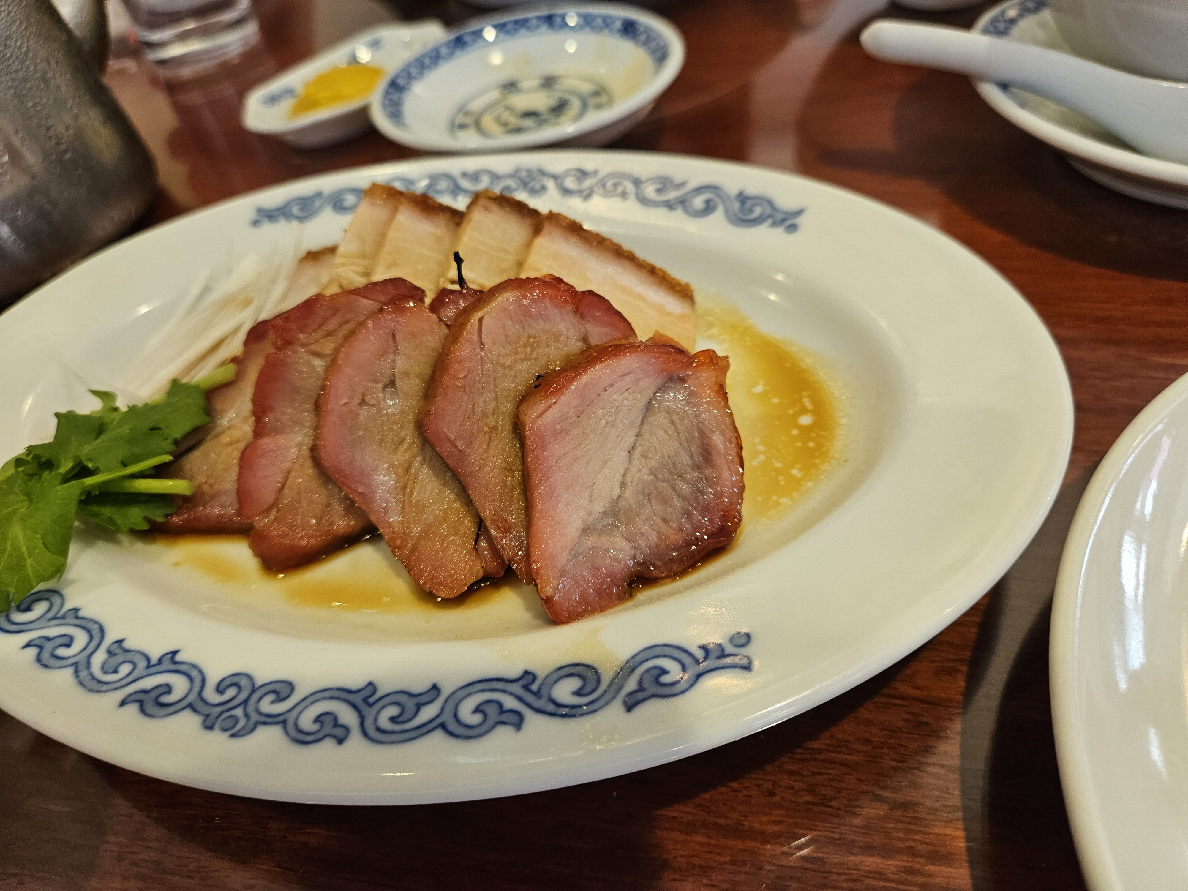 同發本館の皮付き豚バラ肉などの焼き物